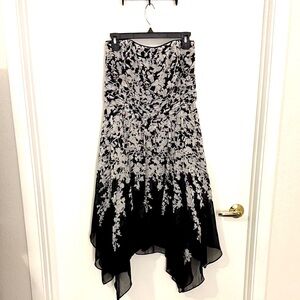 Elegant Strapless Black, White and Gray Floral Midi strapless dress.